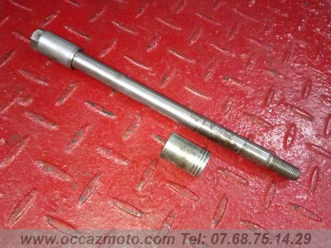 Axe de roue avant de Honda GL 650 SilverWing.